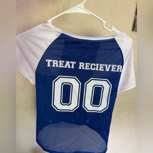 “Treat receiver” dog jersey shirt, Size: Large, brand new, wrong size for my dog